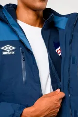 Parka impermeable azul con chaleco desmontable interior de polar, capucha y bolsillos con cierre, marca Umbro para el Club Nacional de Football.