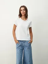 Remera blanca de algodón con cuello redondo y detalle de strass plateado.