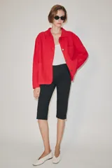 Chaqueta oversize de corte recto en color rojo, con cuello solapa, manga larga y bolsillos de parche delanteros. Cuenta con cierre frontal de botones metálicos y pespuntes a contraste.