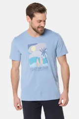 Remera de manga corta color gris con estampado de paisaje costero con palmeras y tablas de surf.