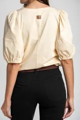 Remera de algodón negro con mangas cortas abullonadas, cuello redondo y costura central frontal.