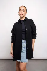 Camisa blanca de manga larga, con botones y cuello.