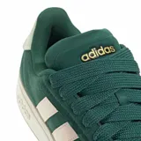 Championes Adidas modelo Grand Court Alpha, color verde oscuro con las icónicas tres tiras laterales en tono crema. Presentan un diseño de inspiración retro, con capellada de cuero sintético, entresuela blanca con tecnología Cloudfoam para mayor amortiguación y suela de goma en tono caramelo.