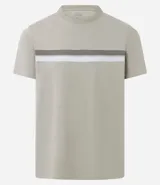 Remera de algodón con cuello redondo, mangas cortas y corte regular. Presenta un diseño con franjas horizontales en tonos contrastantes en la parte superior del pecho.