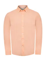 Camisa de manga larga RKF modelo Soft, confeccionada en popelina de algodón orgánico color rosado. Presenta cuello camisero con botones, cierre frontal abotonado y logo de la marca bordado en el pecho.