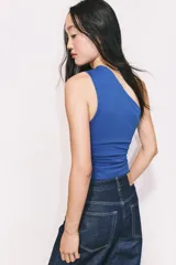 Body colaless azul de punto suave, con un solo bretel ancho y costuras fruncidas en el frente, un lateral y el hombro para crear un efecto drapeado. Tiene botones a presión ocultos en la parte inferior.