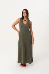 Vestido largo verde militar con escote en V, sin mangas y tajos laterales.