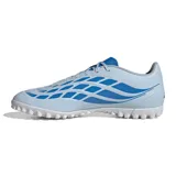 Championes de fútbol Adidas Predator Club para césped sintético, color celeste con detalles en azul y amarillo. Presentan el diseño icónico de la línea Predator con las tres tiras laterales y suela con tapones pequeños para mayor tracción.