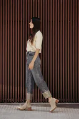 Botín de cuero color beige con puntera charolada, cierre lateral con cremallera y tacón ancho de madera.