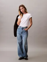 Remera de algodón regenerativo con cuello redondo y mangas cortas. Presenta un diseño clásico de corte regular con el logo de Calvin Klein bordado en pequeño en el pecho.