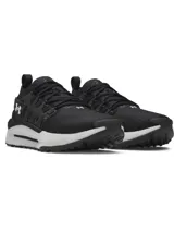 Championes Under Armour modelo Phantom X, de diseño deportivo y futurista. Presentan una parte superior de tejido transpirable en color negro, con estructura de TPU en el mediopié para mayor soporte y una entresuela de espuma supercrítica en color gris claro. Incluyen el logo de la marca en el lateral y una suela de goma con tracción superior.