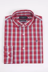 Camisa de manga larga con diseño a cuadros en tonos rojos, blancos y azules. Presenta cuello clásico, cierre frontal con botones y logo bordado en el pecho.