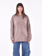 Buzo de punto color marrón claro, de corte holgado y mangas largas.