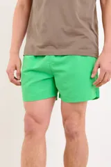 Short de baño color verde vibrante, con cintura elástica y cordón de ajuste.
