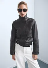 Pantalón de jean tiro alto con diseño wideleg, confeccionado en algodón. Presenta bolsillos de parche en la parte delantera, bolsillos traseros, trabillas para cinturón y cierre frontal con botón y cremallera.