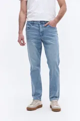 Jean de corte recto con diseño clásico de cinco bolsillos, confeccionado en denim de algodón con lavado claro.