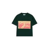 Remera oversize verde oscuro de manga corta con estampa frontal rectangular en tonos amarillos y rojos de un auto de carreras.