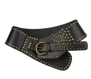 Cinturón ancho de cuero sintético negro con tachas doradas y hebilla metálica envejecida.