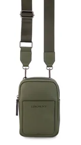 Bandolera pequeña de diseño compacto en color mostaza, confeccionada en material sintético con textura granulada. Presenta un bolsillo frontal con el logo de la marca impreso, cierre superior y correa ancha ajustable y desmontable.
