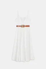 Vestido midi blanco de escote cuadrado y tirantes finos, con cinturón marrón con hebilla metálica dorada.