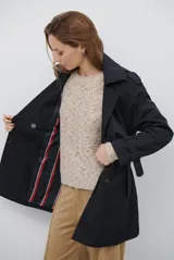 Trench coat negro de corte midi, con cuello solapa, cierre frontal cruzado con botones y cintas ajustables en los puños.