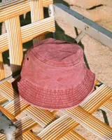 Gorro tipo bucket color borgoña con logo bordado al frente.