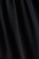 Vestido midi negro con escote bote, mangas cortas y cuerpo con sección fruncida elástica hasta las caderas, con falda evasé fluida.