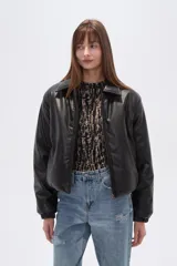 Campera estilo bomber de eco-cuero negra, con cuello camisero, cierre frontal y puños y cintura ajustados con elástico.