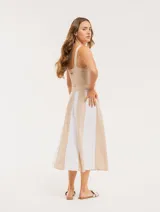 Top tejido negro con escote cuadrado y tirantes anchos.