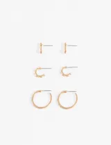 Set de aros plateados con strass, incluye aros tipo argolla, aros tipo media luna y aros con forma de flecha.