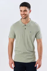 Remera polo de manga corta en color azul melange, con cuello camisero, cierre frontal de dos botones y pequeño bordado en el pecho.