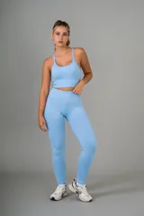 Legging deportivo de tiro alto con pretina ancha y diseño sin costuras, confeccionado en tejido elástico de color marrón.