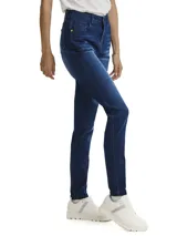 Jeans de mezclilla de corte ajustado y tiro alto, con diseño clásico de cinco bolsillos y cierre frontal con cremallera y botón.