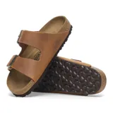 Sandalias Birkenstock modelo Arizona, color marrón coñac, con dos tiras ajustables con hebillas metálicas y suela de corcho y EVA.