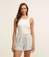 Conjunto de pijama short doll compuesto por musculosa blanca de ribana y short rayado con lazo en la cintura.