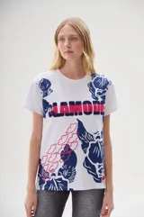 Remera blanca de algodón con estampado floral en azul y labios en rosa. Tiene el logo LAMODE en relieve.