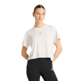 Remera deportiva New Balance color blanco hueso, de corte holgado y largo por encima de la cintura. Tiene cuello redondo, mangas cortas y logo estampado en el pecho.