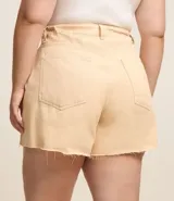 Short color beige de corte evasé, con cintura alta, bolsillos delanteros y traseros, trabillas en la cintura y bajo deshilachado.