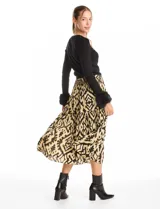 Falda midi de corte acampanado con diseño de estampado tribal en tonos negro y amarillo. Presenta una pretina ancha elastizada para mayor comodidad.