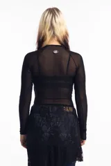 Remera de red negra traslúcida con mangas largas y cuello redondo. Presenta tres tiras de tela en los hombros.