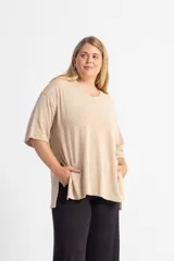 Remerón beige de algodón Pima, con mangas 3/4 y tajos laterales.