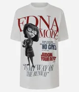 Remera de algodón blanca con cuello redondo y manga corta. Presenta un estampado frontal del personaje Edna Moda de la película Los Increíbles, acompañado de lettering en negro y rojo.