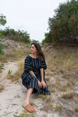 Vestido túnica midi de corte recto, color azul marino con rayas verticales blancas, mangas cortas abullonadas y lazo ajustable en la cintura.