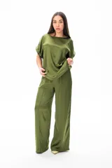 Blusa verde oliva de viscosa, con escote redondo y mangas cortas con dobladillo.