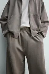 Pantalón jogger balloon fit de hombre, color negro con efecto lavado, confeccionado en algodón con interior afelpado. Cuenta con cintura elástica, bolsillos laterales y detalle de bolsillos traseros.