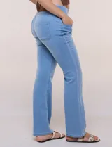 Jegging bootcut de tiro alto confeccionado en denim azul, con cintura ancha elastizada estilo pull-on, bragueta simulada, bolsillos delanteros curvos y corte semi acampanado en las piernas.