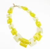 Collar con cadena de eslabones cuadrados de resina color amarillo y blanco.