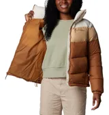 Campera puffer Columbia modelo Puffect II con diseño colorblock en tonos marrones y crema. Cuenta con cuello alto, cierre frontal completo, bolsillos laterales con cremallera y puños elásticos. Confeccionada con aislamiento térmico Thermarator y tecnología repelente al agua.