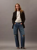 Buzo de cuello redondo color beige, confeccionado en suave tejido fleece. Presenta un logo de archivo de Calvin Klein bordado en el frente.