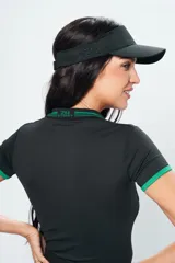 Chomba corta negra con detalles en verde en cuello y mangas.